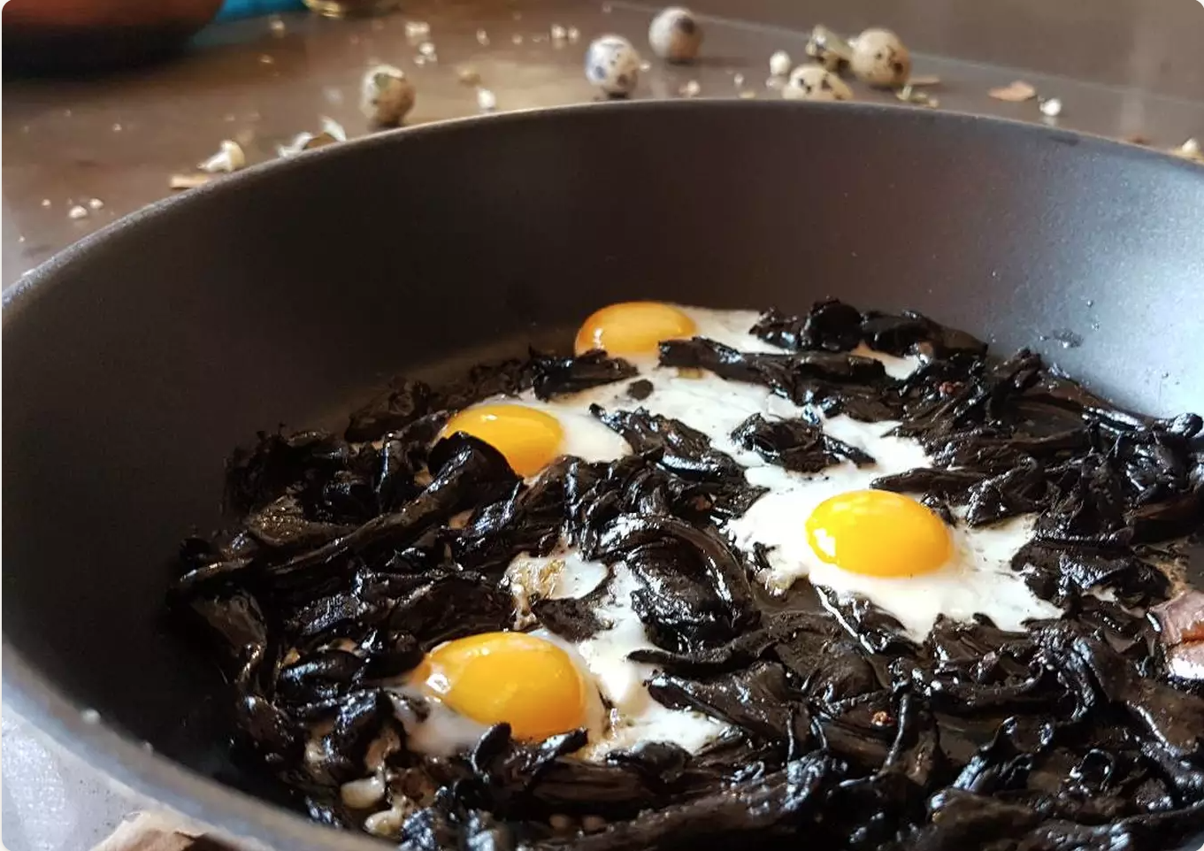 Huevos con trompetas de la muerte